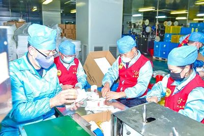 生產(chǎn)一線急缺人手 志愿者踴躍報(bào)名丨金東近百名“紅馬甲”變身醫(yī)療企業(yè)“熟練工”
