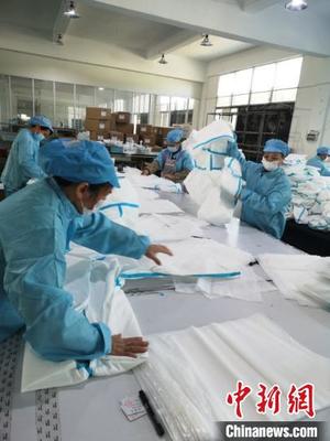 龍巖企業(yè)轉(zhuǎn)產(chǎn)隔離服:從“0”到日產(chǎn)“6000”的蛻變