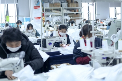 防護(hù)服緊缺?這家企業(yè)僅用了5天時(shí)間轉(zhuǎn)產(chǎn)防護(hù)服,日產(chǎn)量已達(dá)9000件