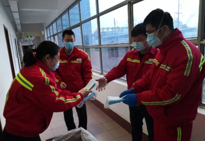 起早貪黑半個(gè)月 日照港“女漢子”用5萬(wàn)個(gè)口罩鑄成保障港口生產(chǎn)安全防線